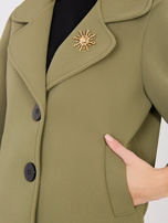 Khaki piankowy płaszcz z broszką