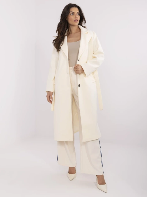 Kremowy długi płaszcz damski z wiązanym paskiem