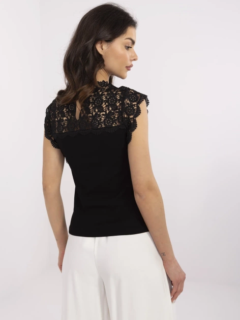 Czarna damska bluzka z koronkowym dekoltem