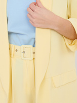 Jasnożółty damski garnitur z marszczonymi rękawami 