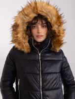 Schwarze Damenwinterjacke mit Patch.