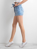 Niebieskie szorty z denimu z paskiem