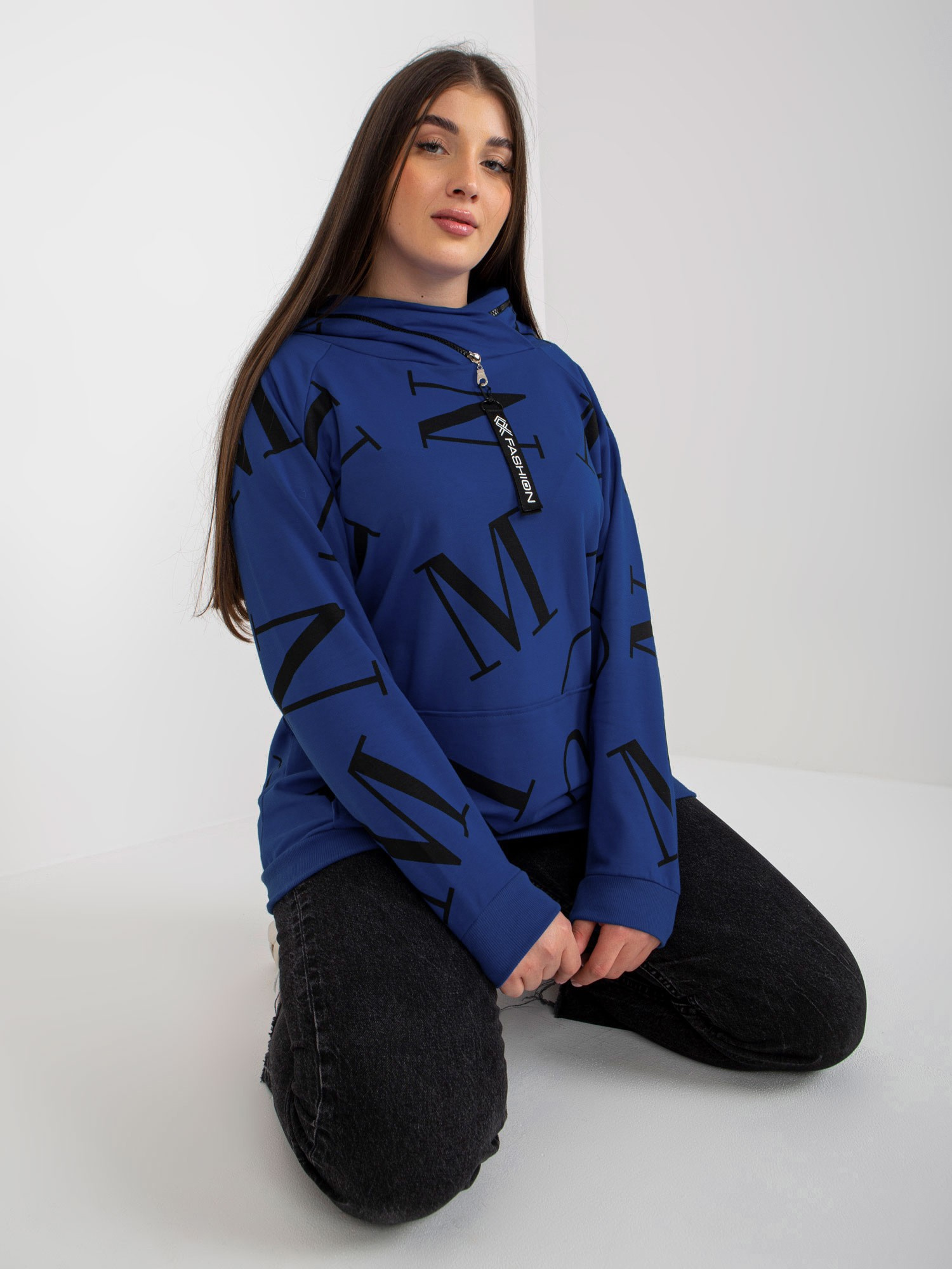 Hurt Ciemnoniebieska damska bluza plus size z literami 