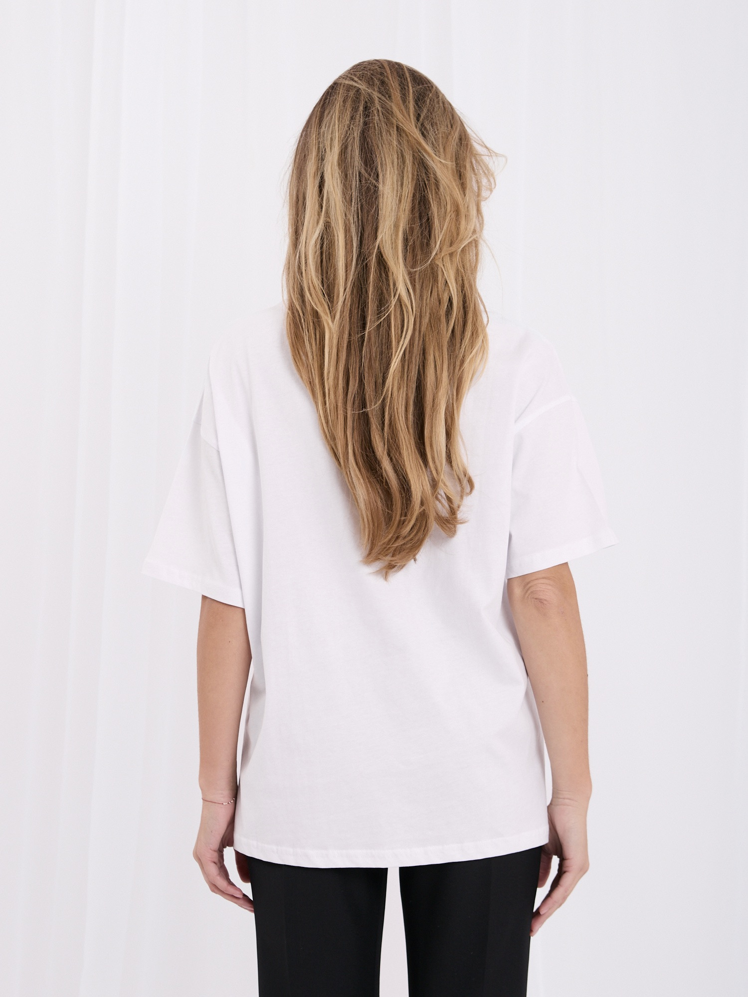 Biały damski t-shirt basic o kroju oversize
