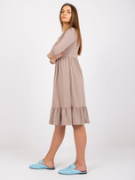 Ciemnobeżowa sukienka bawełniana z falbaną Surrey RUE PARIS