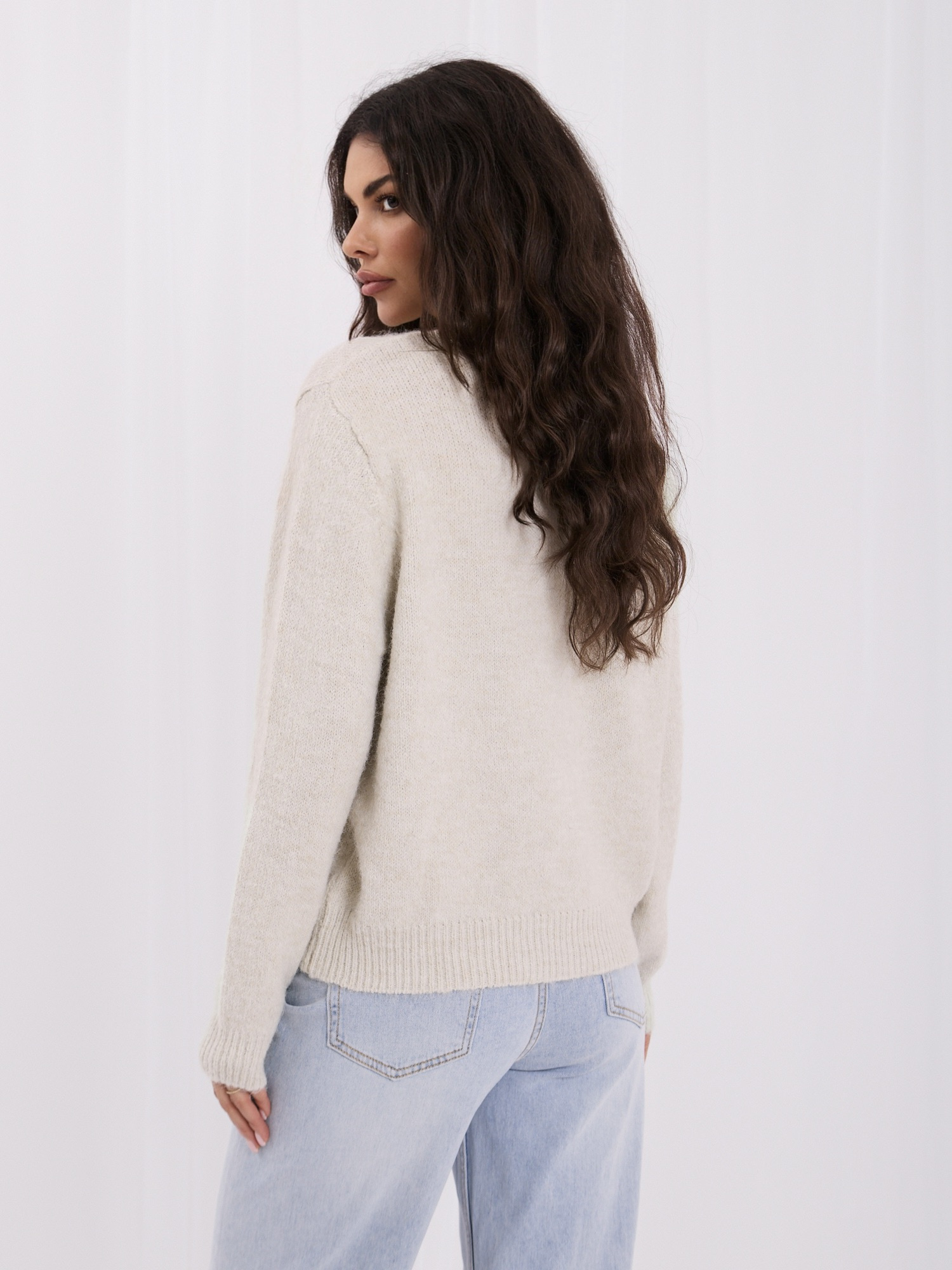 Helle beige Damen Oversize-Pullover aus flauschigem Strick.