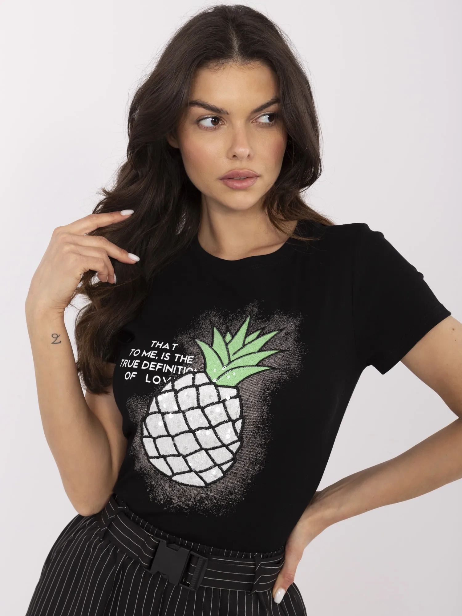 Czarny t-shirt z aplikacją w kształcie ananasa