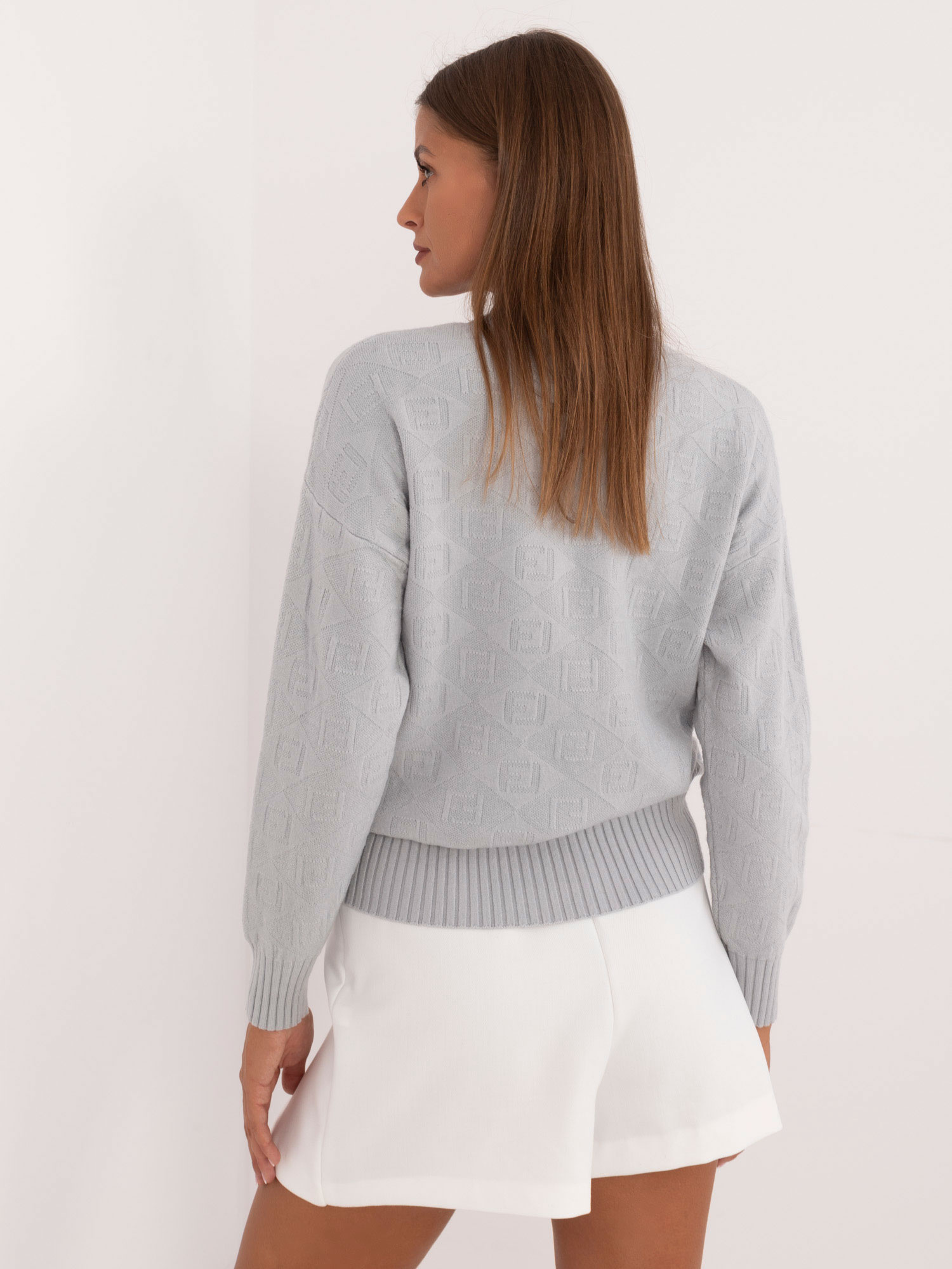 Hurtownia Jasnoszary wzorzysty sweter z półgolfem