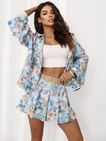 Jasnoniebieskie eleganckie spódnico-szorty w kwiaty