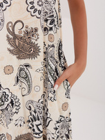 Schwarzes trapezförmiges Kleid mit Mustern.