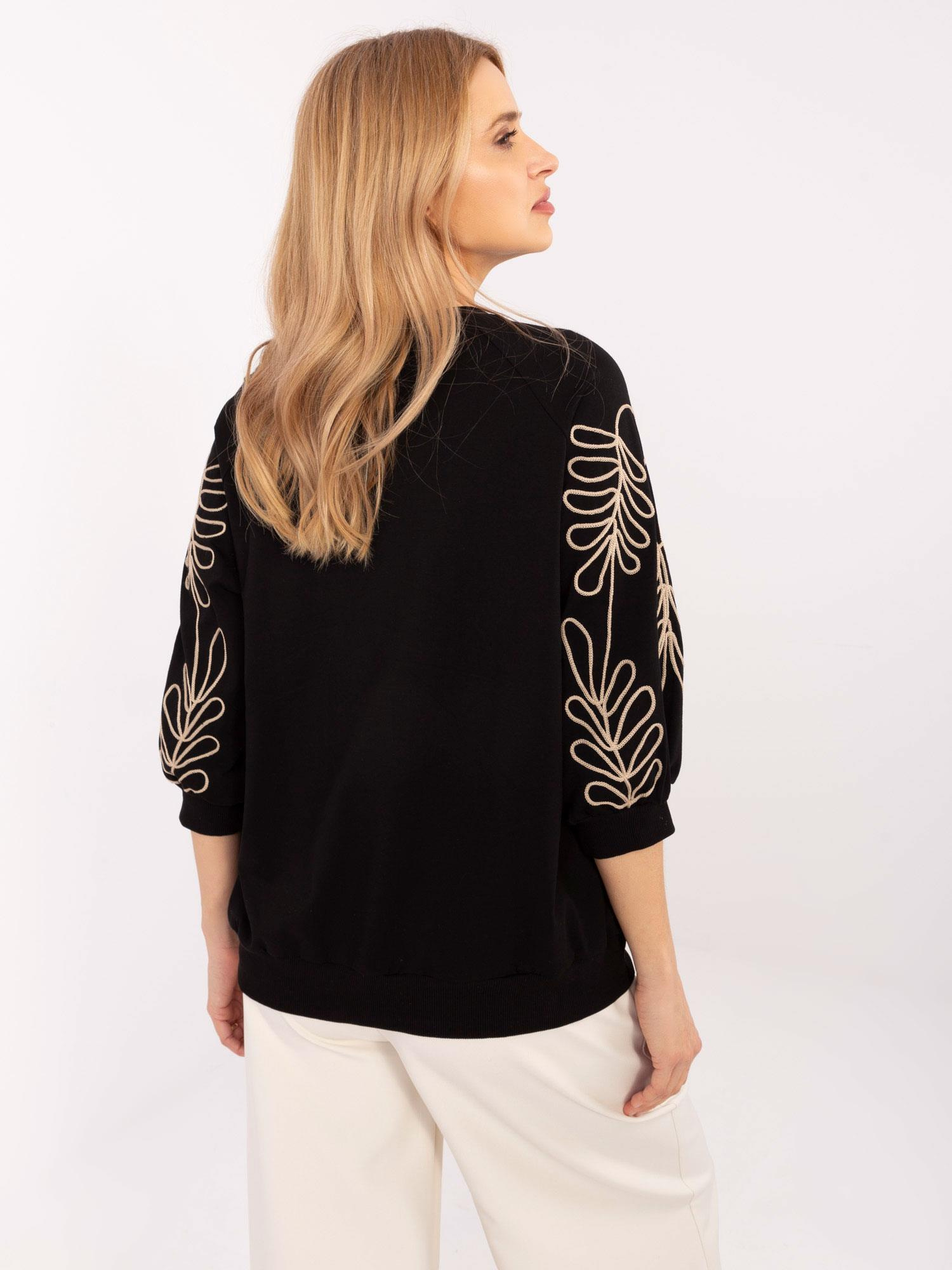 Czarna bluza kangurka z haftem na rękawach RUE PARIS 