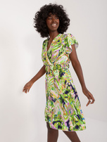 Hurtownia Jasnozielona sukienka z printami i falbaną