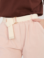 Jasnoróżowe sztruksowe spodnie cygaretki z paskiem