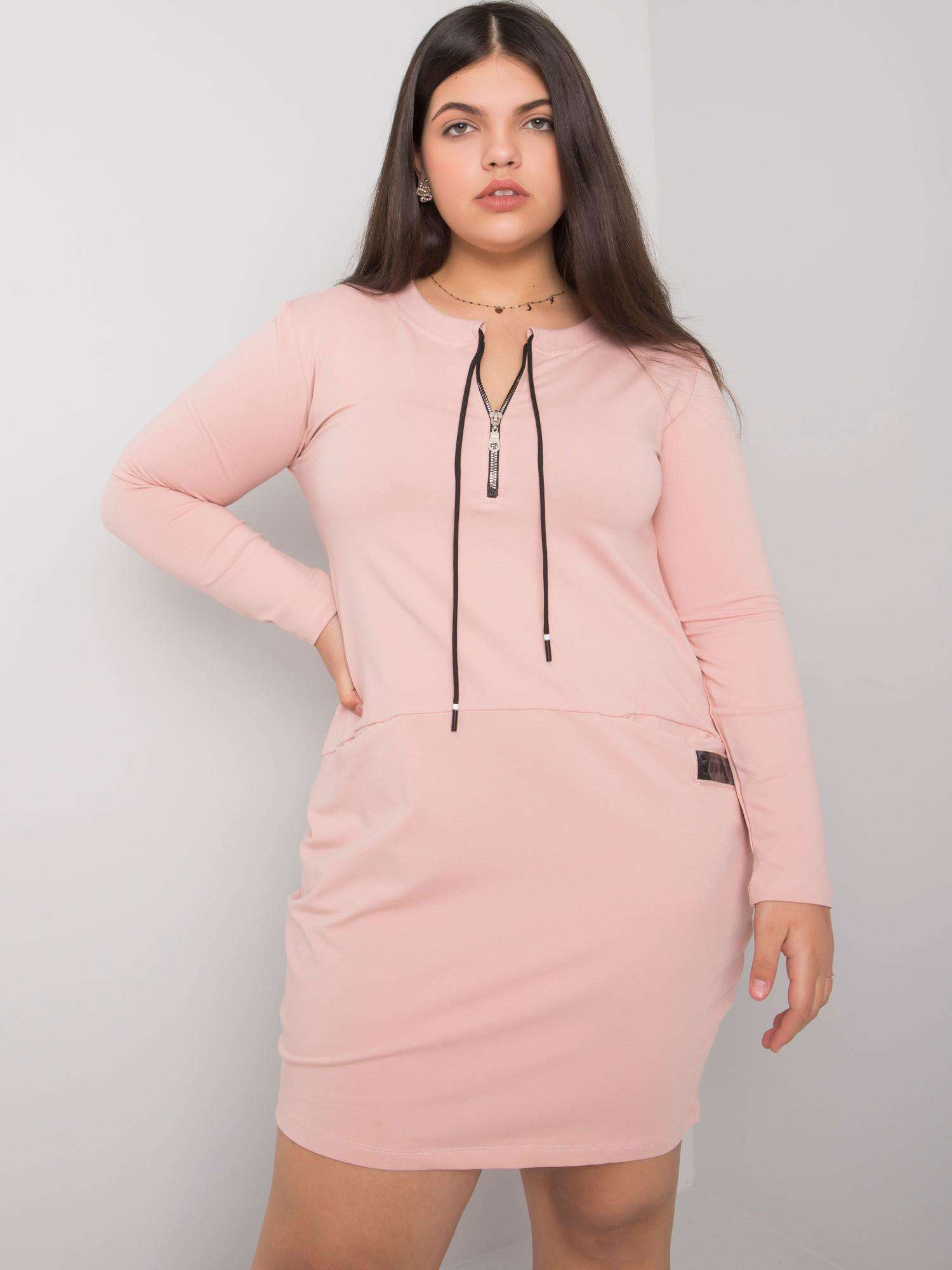 Brudnoróżowa sukienka plus size z kieszeniami Alessia