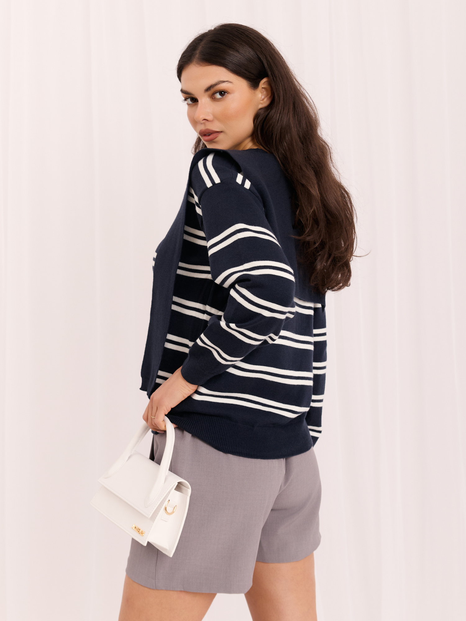 Granatowy damski sweter w paski w stylu old money