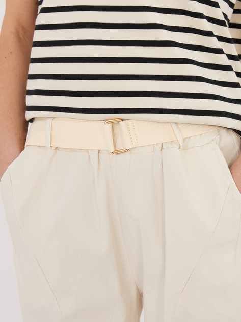 Jasnobeżowe materiałowe spodnie z paskiem