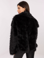 Schwarze Pelzjacke mit Taschen.
