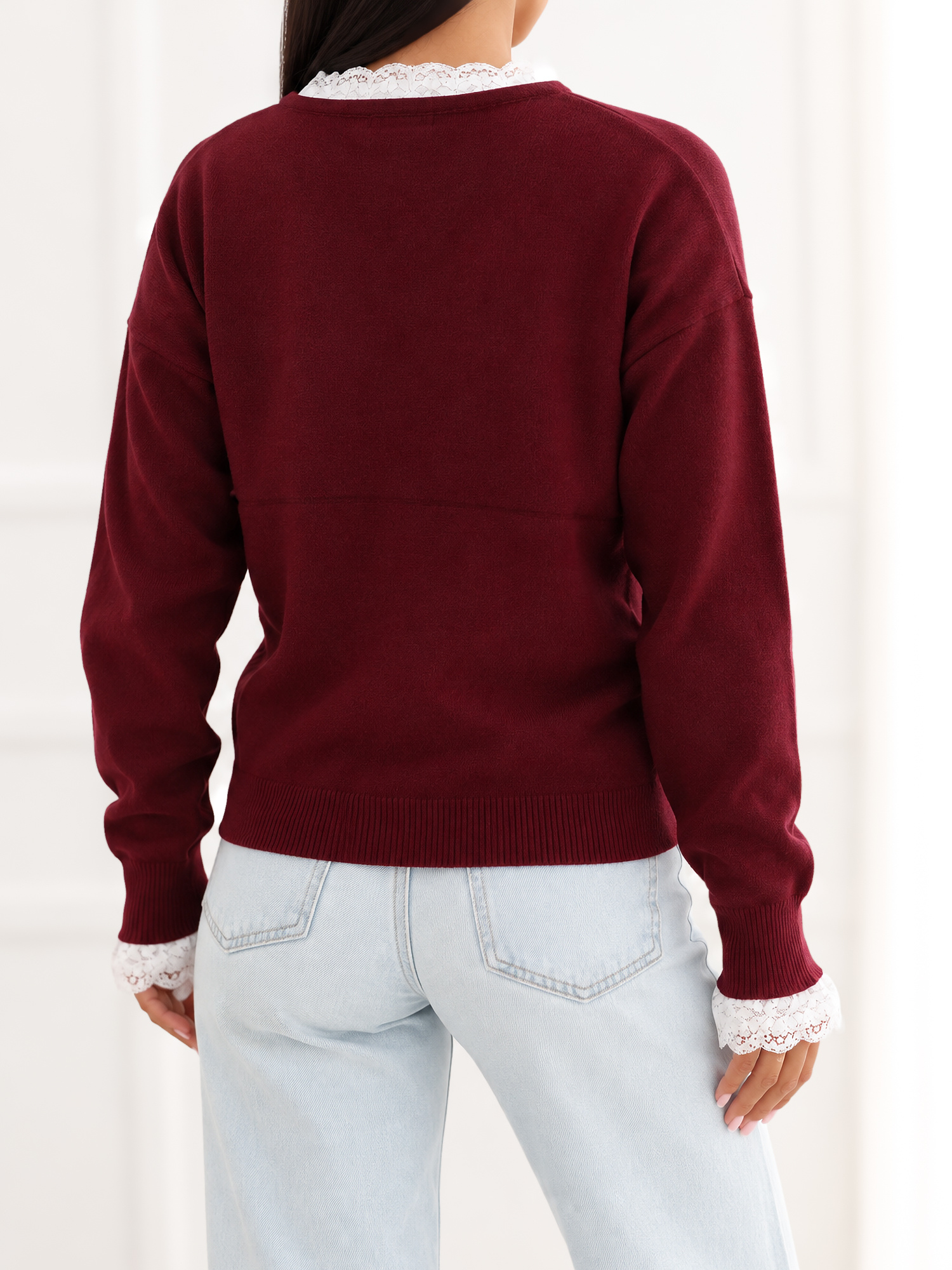 Bordeauxfarbener Pullover mit dekorativem Spitzenabschluss.