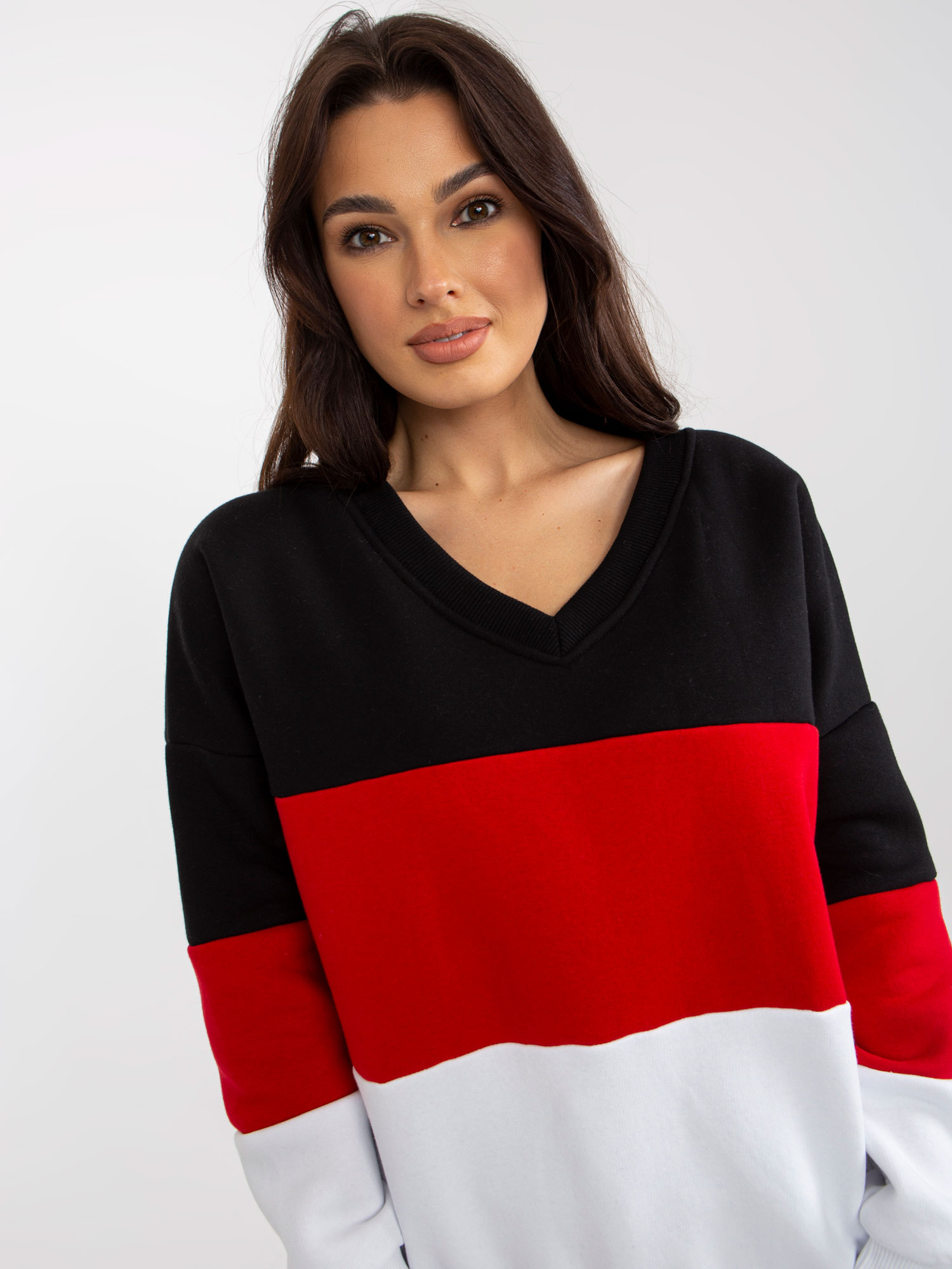 Biało-czerwona dresowa bluza basic z dekoltem w serek
