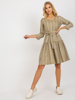 Hurtownia Jasnożółta elegancka sukienka z falbaną w kratę