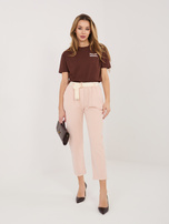 Jasnoróżowe sztruksowe spodnie cygaretki z paskiem
