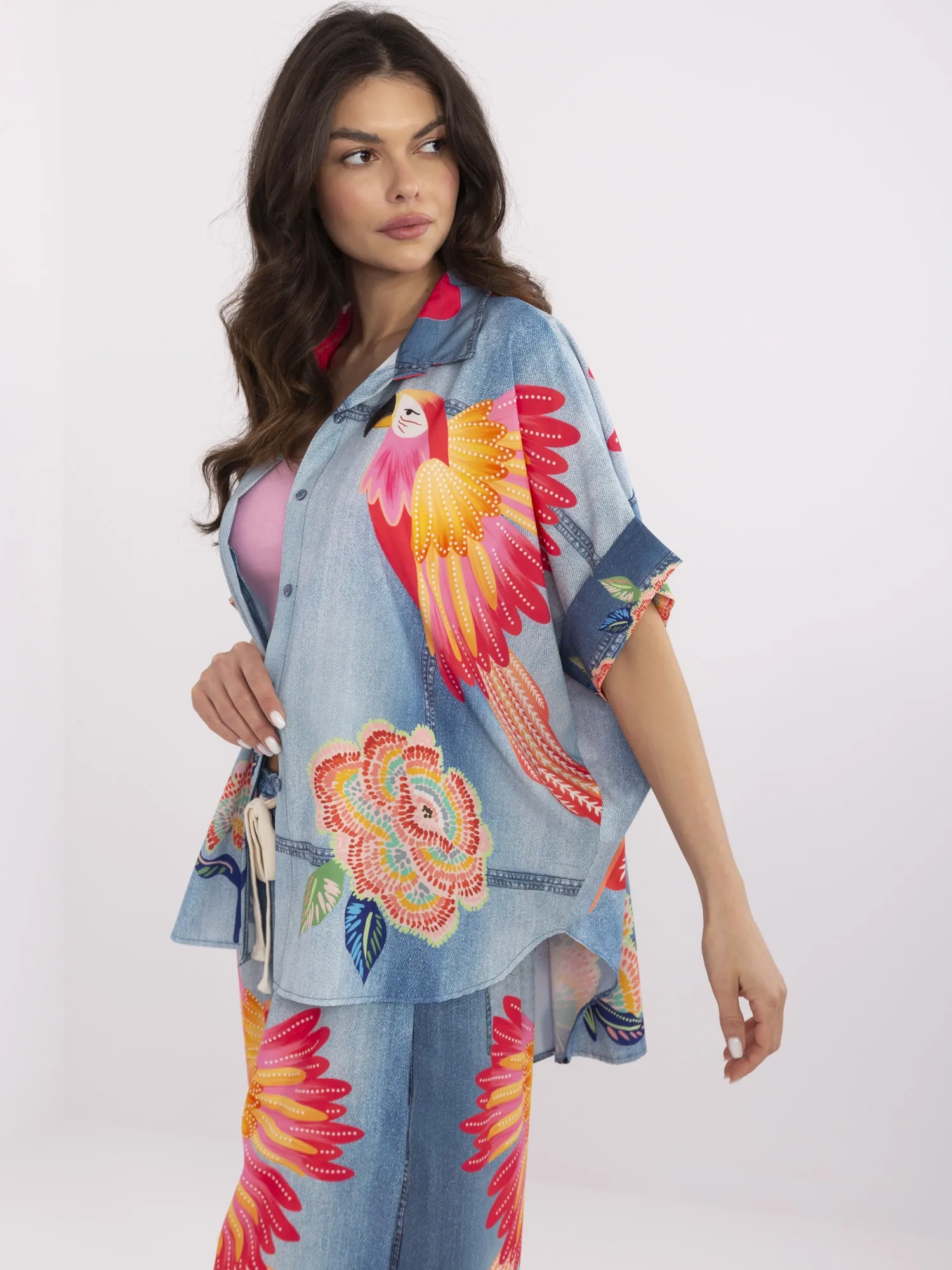 Blaue Damenbluse mit buntem Druck.