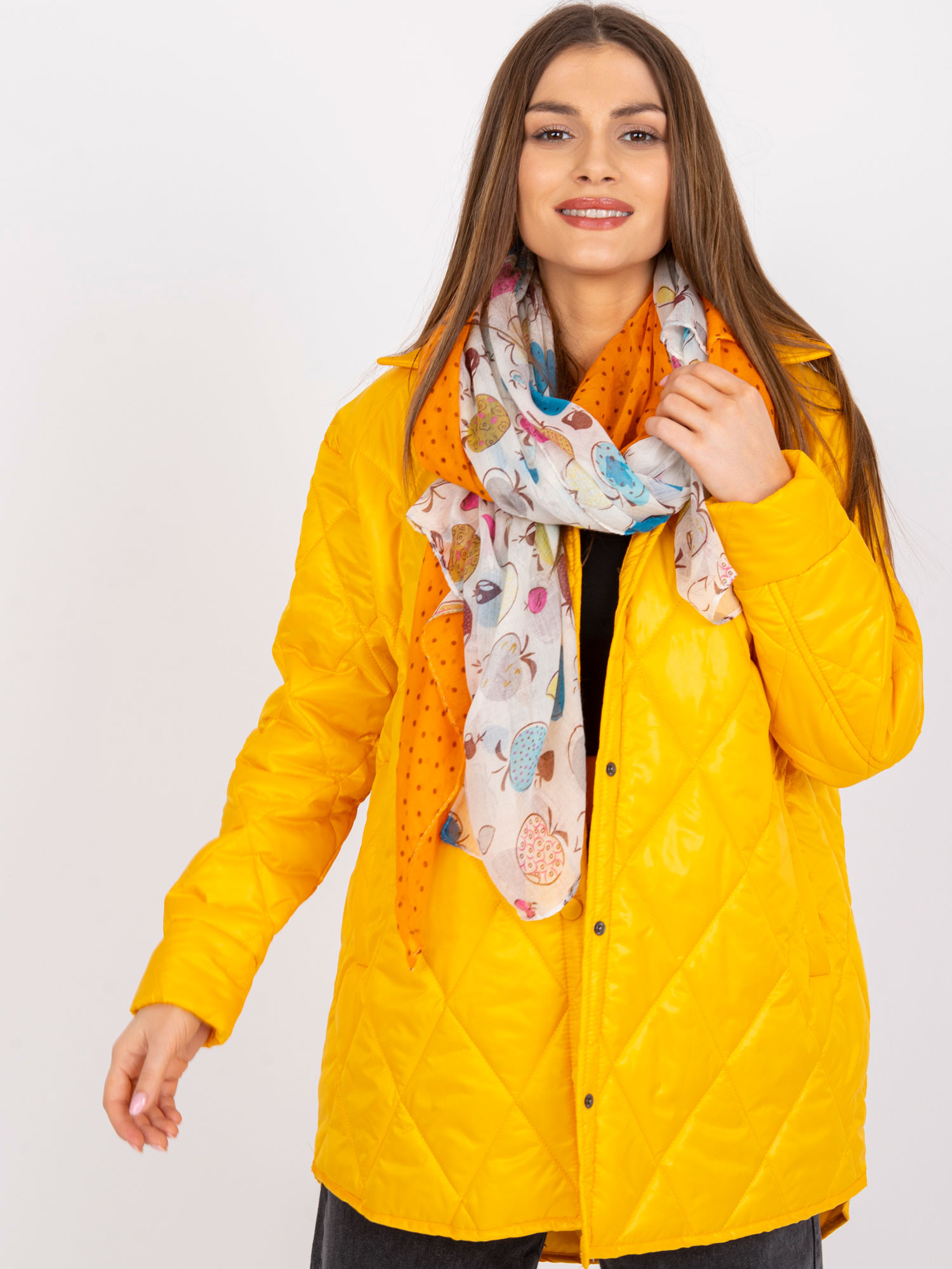 Weiß-orangefarbener Schal mit Prints.