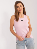 Hurtownia online Jasnoróżowy prążkowany top z naszywką