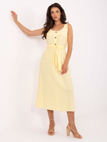 Helles gelbes Sommerkleid mit Gürtel.