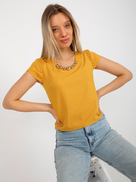 Hurt Ciemnożółta krótka bluzka wizytowa z naszyjnikiem