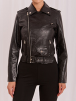 Schwarze Damenlederjacke mit Gürtel.