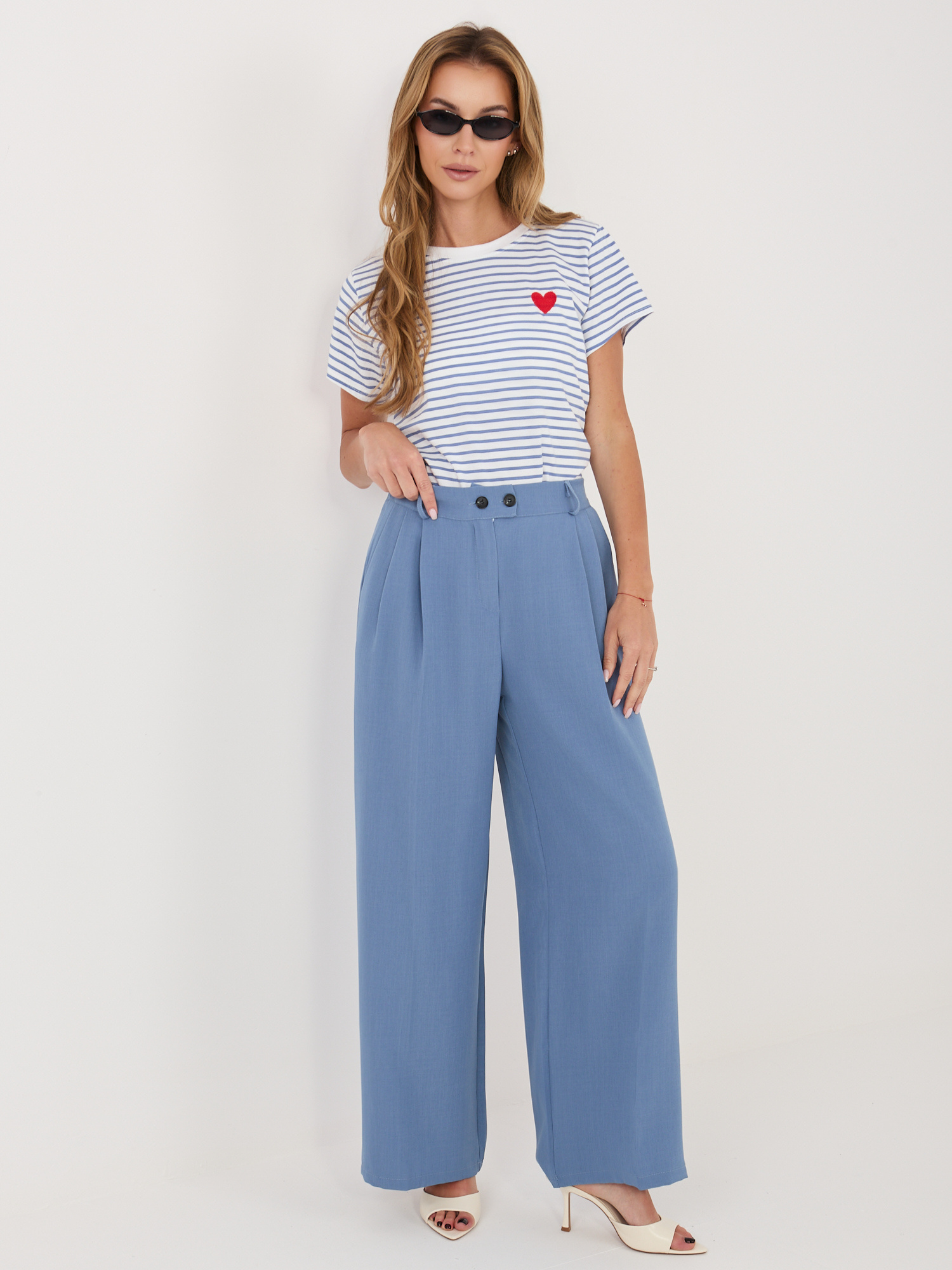 Weiß-blau gestreiftes Damen-T-Shirt.