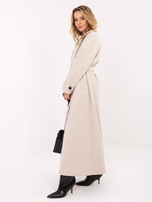 Jasnobeżowy długi płaszcz z wiązanym paskiem