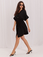Schwarzes Musselin-Kleid mit kurzen Ärmeln.