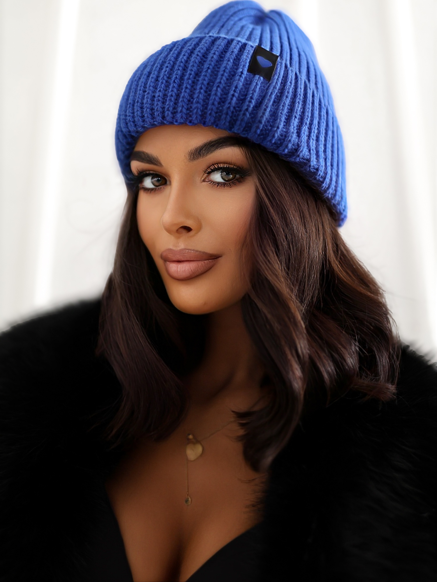Niebieska zimowa czapka beanie z naszywką
