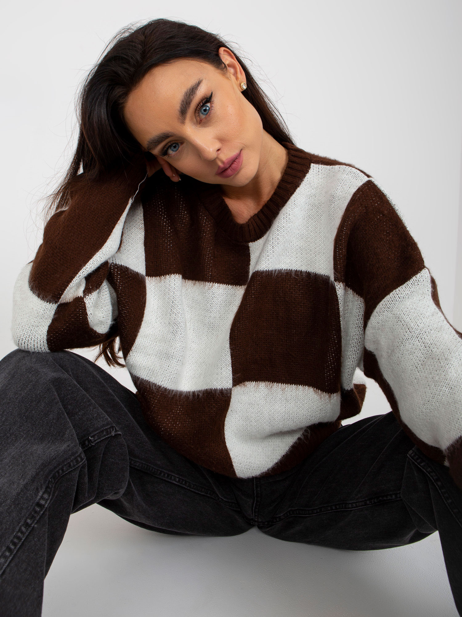 Hurt Brązowo-biały luźny sweter klasyczny w kwadraty 
