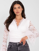 Białe damskie body z drapowaniem