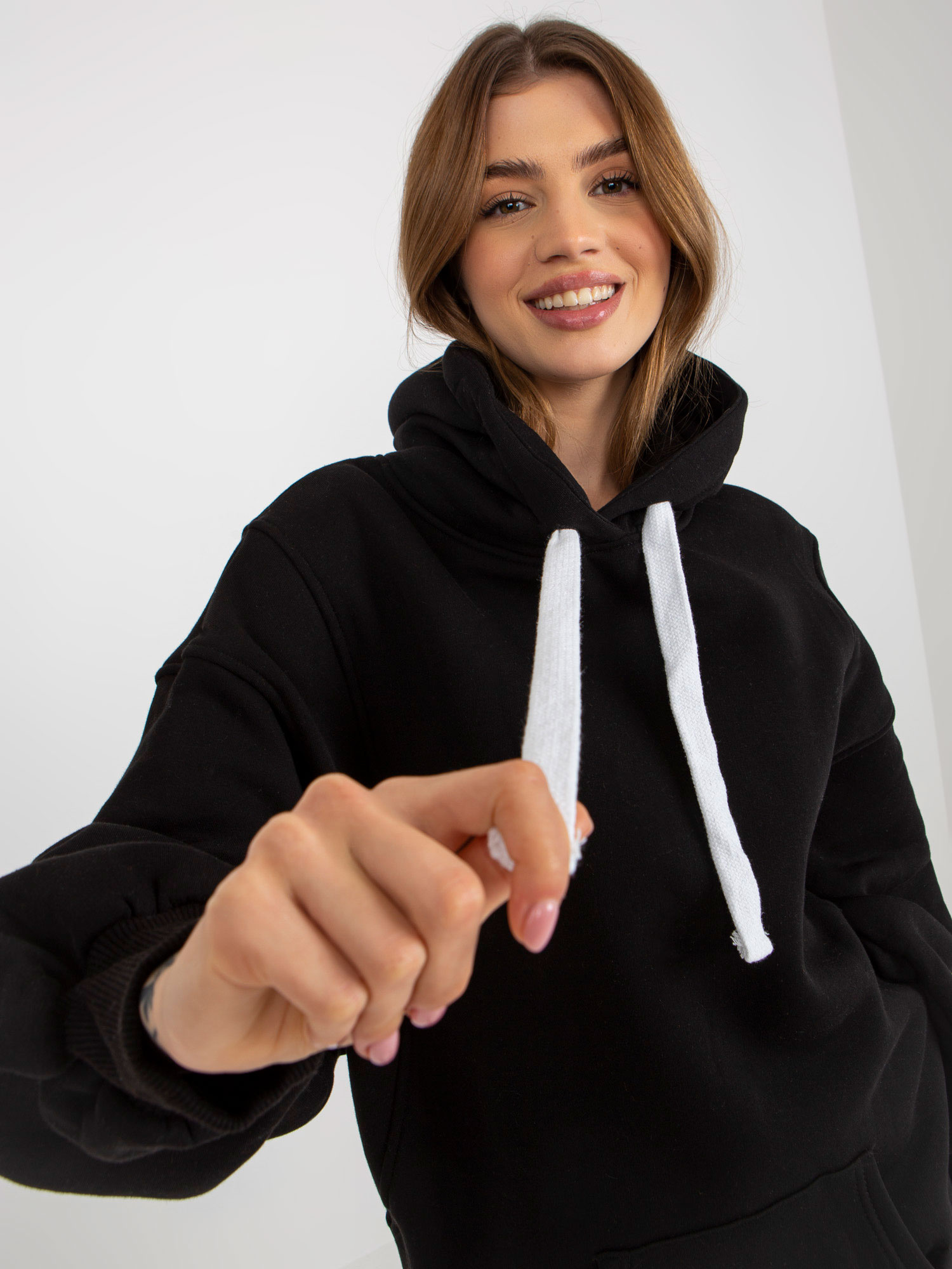 Czarna dresowa długa bluza basic o kroju oversize
