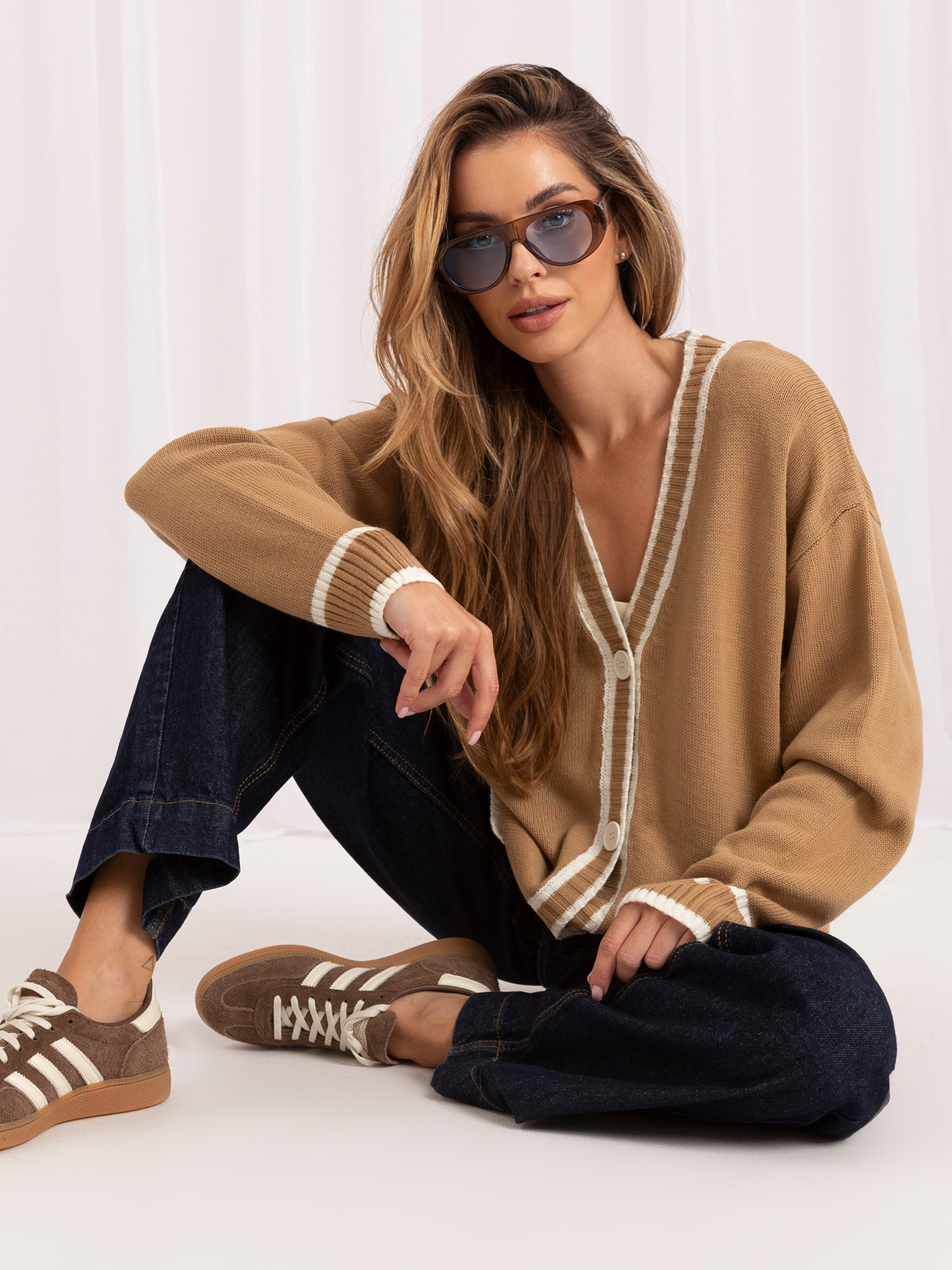 Großhandel Dunkelbeige Strickjacke mit Taschen RUE PARIS.