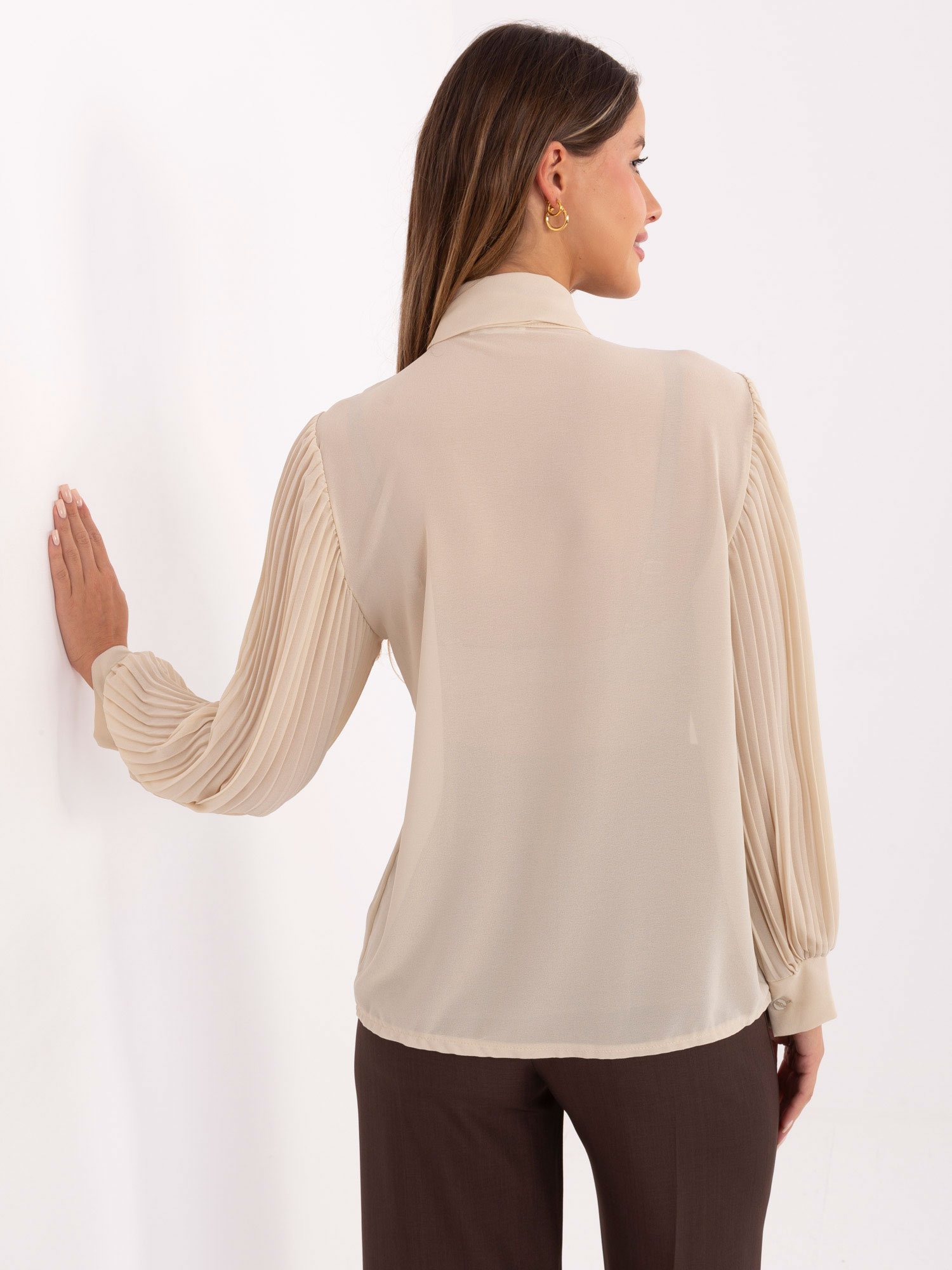 Svetlo bežna elegantna srajca z naborki.