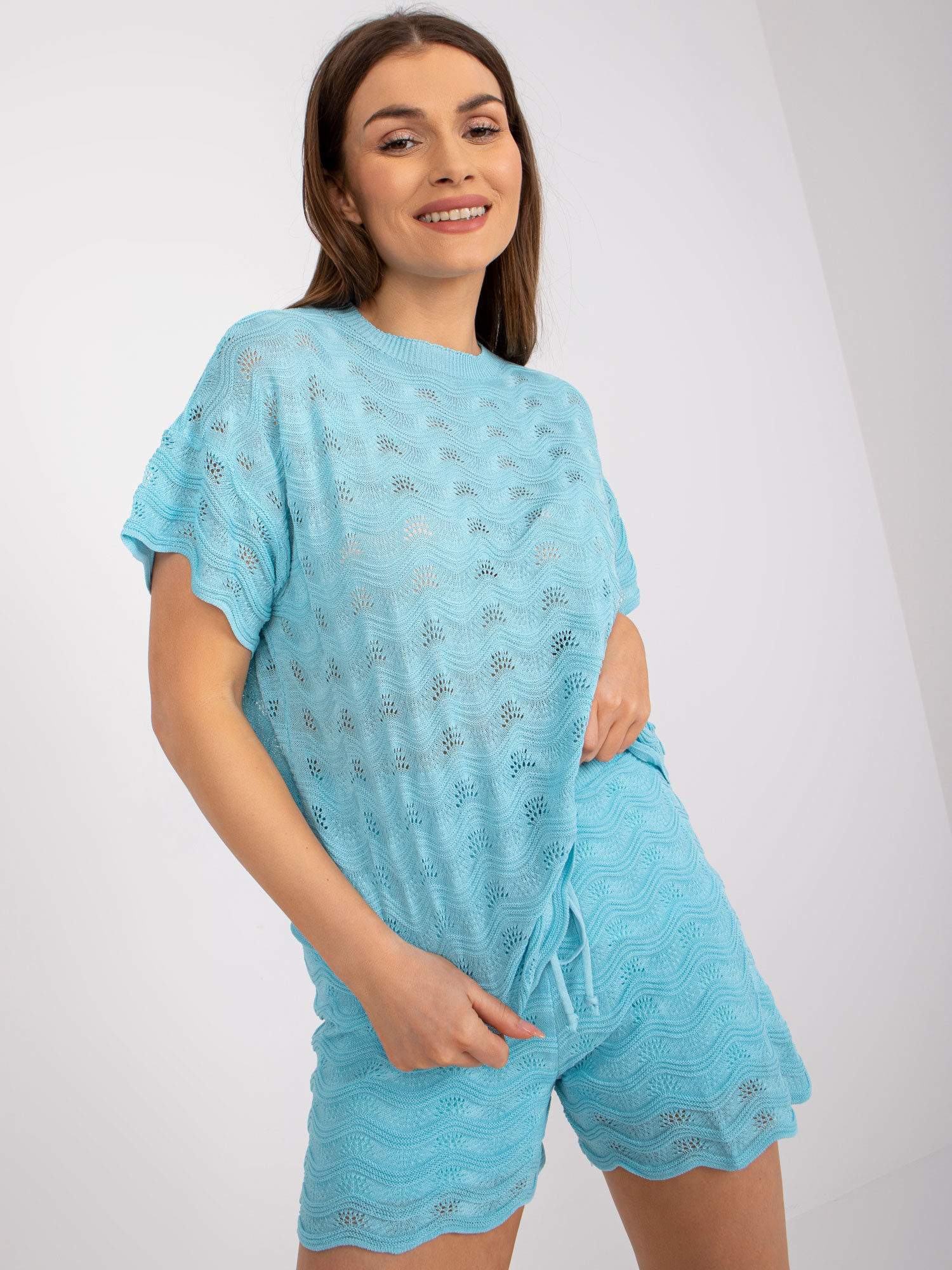 Blaues Sommer-Outfit mit kurzen Ärmeln.