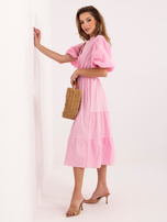 Jasnoróżowa midi sukienka na lato 