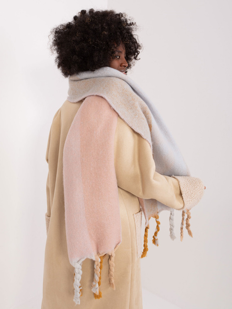 Hurtownia Jasnoróżowy ciepły szal we wzory