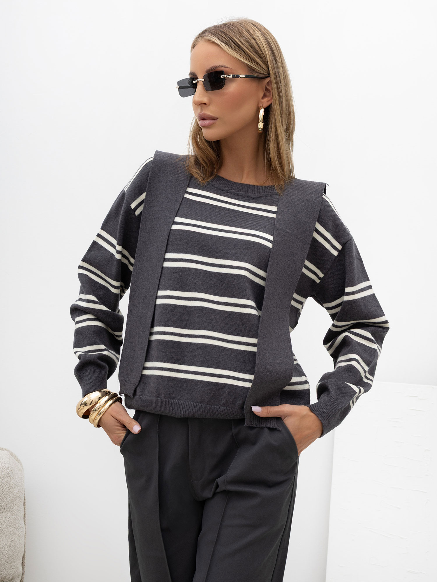 Grafitowy damski sweter 2w1 w paski