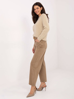 Ciemnobeżowe damskie jeansy baloon z paskiem