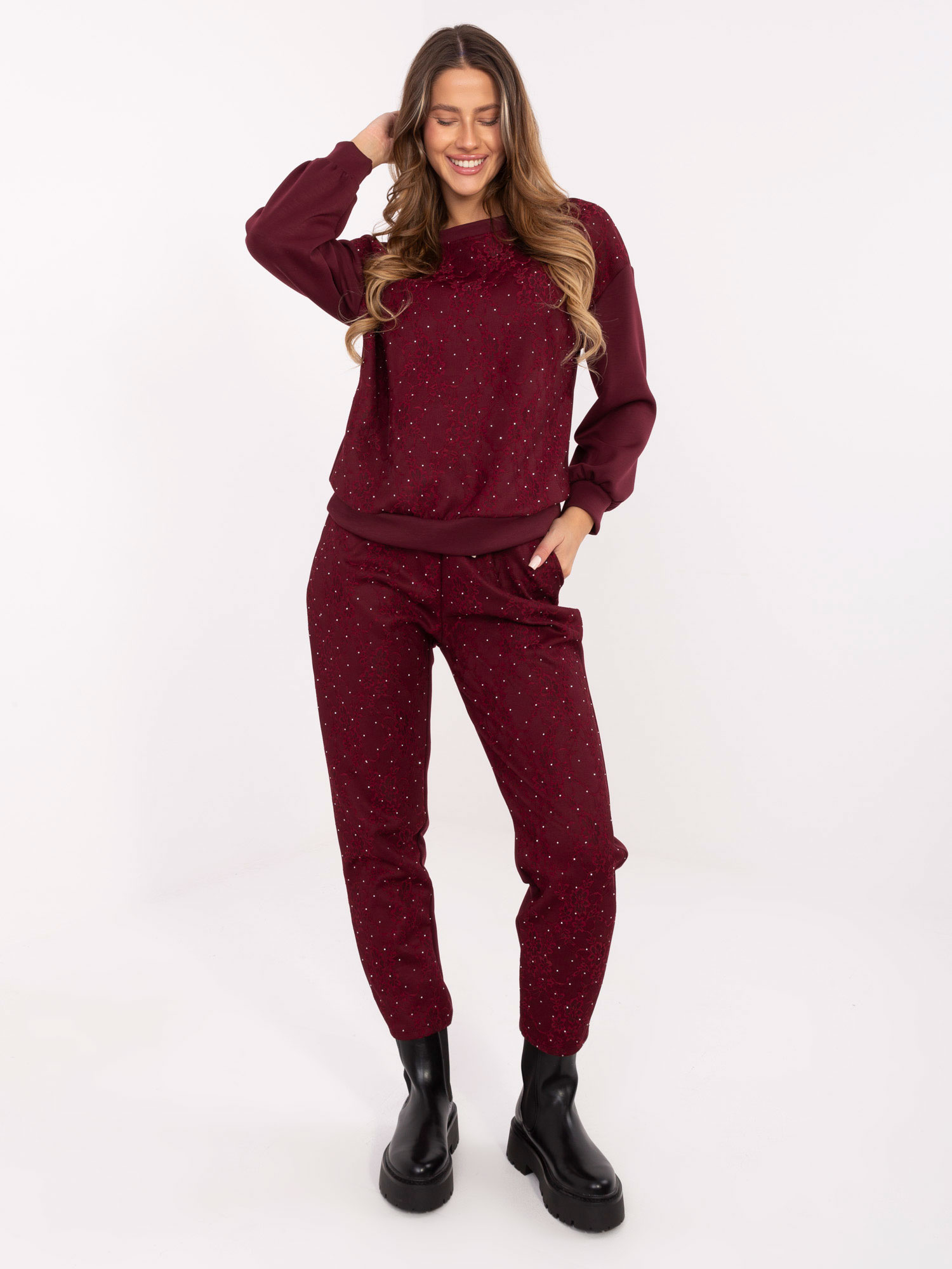 Burgundijski casual komplet z aplikacijami.