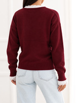 Bordeauxfarbener Pullover mit dekorativem Spitzenabschluss.