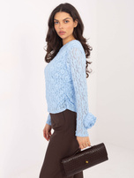 Jasnoniebieska dopasowana bluzka z koronką