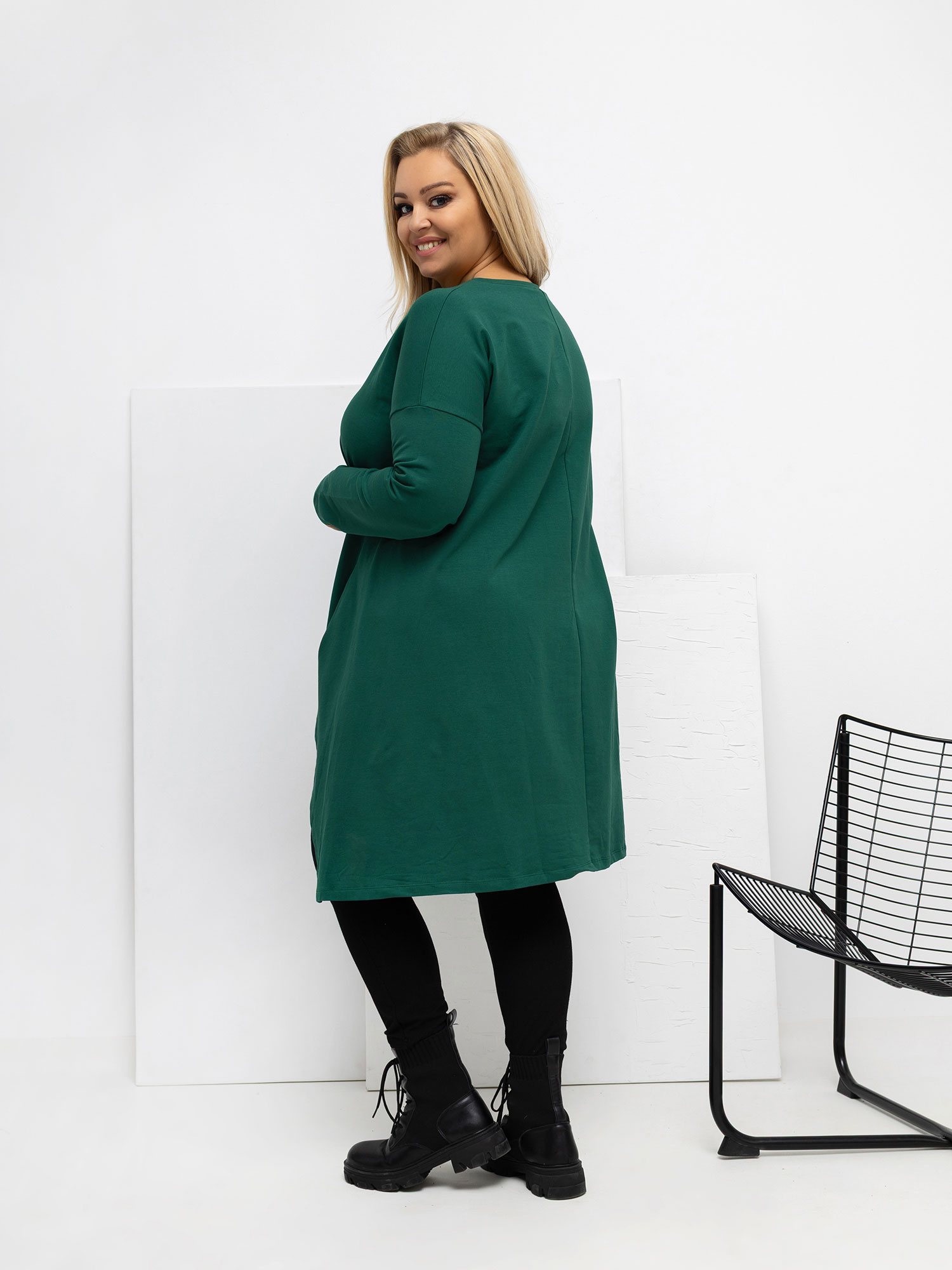 Ciemnozielona tunika plus size z dłuższym tyłem 