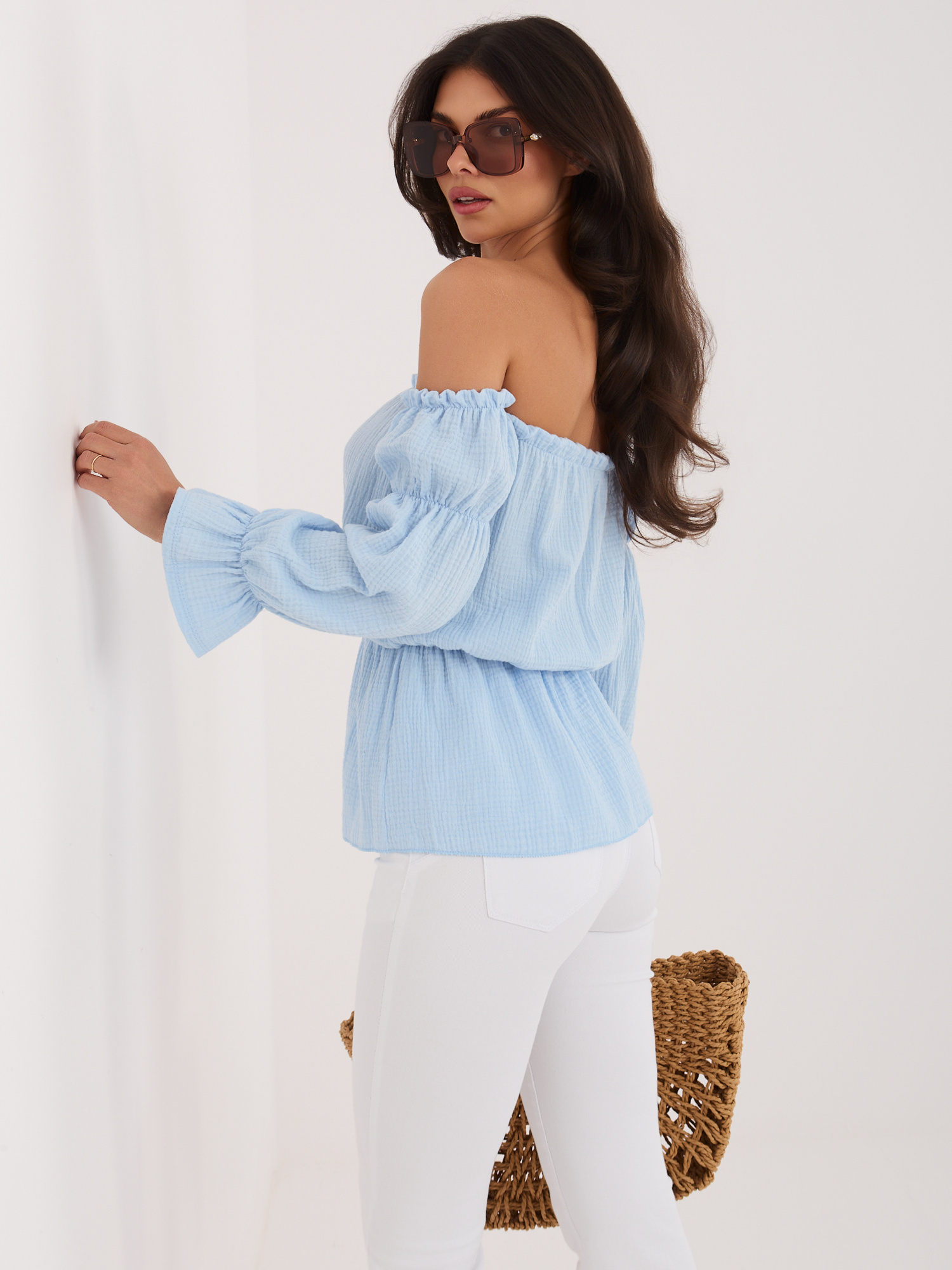 Jasnoniebieska muślinowa bluzka z odkrytymi ramionami 